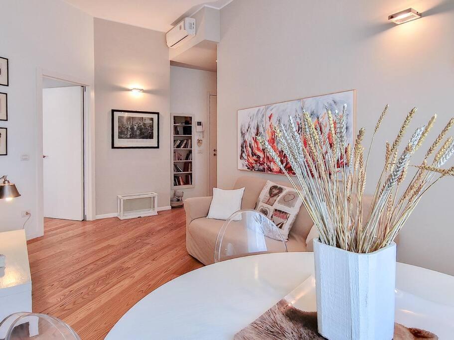 Charme On The River - City Center Apartment Верона Екстериор снимка