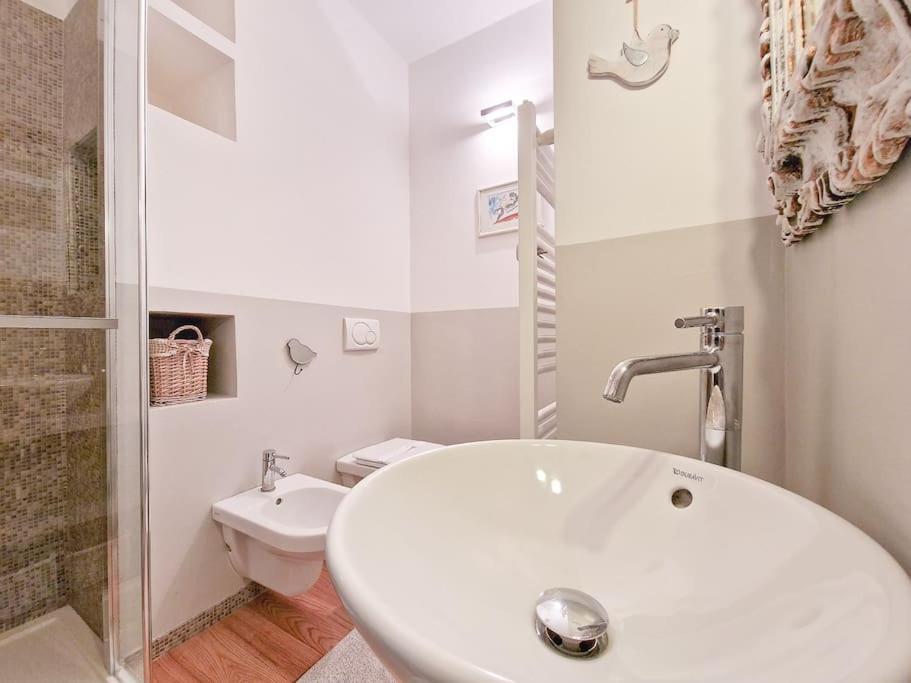 Charme On The River - City Center Apartment Верона Екстериор снимка