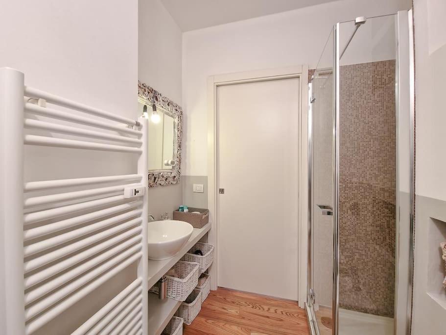Charme On The River - City Center Apartment Верона Екстериор снимка