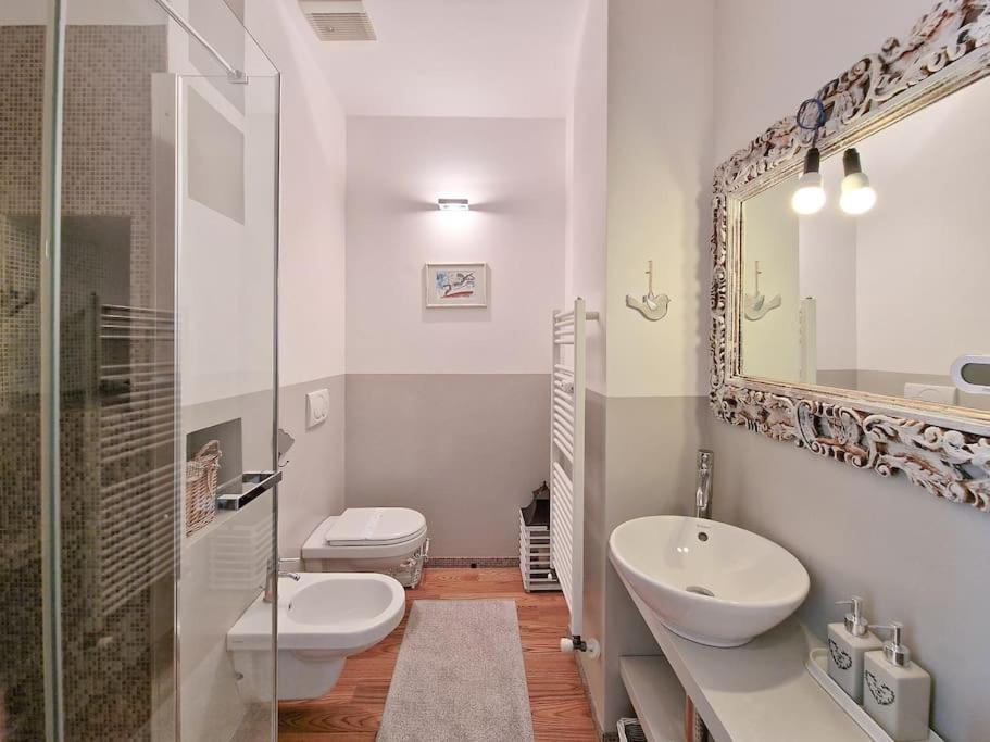 Charme On The River - City Center Apartment Верона Екстериор снимка